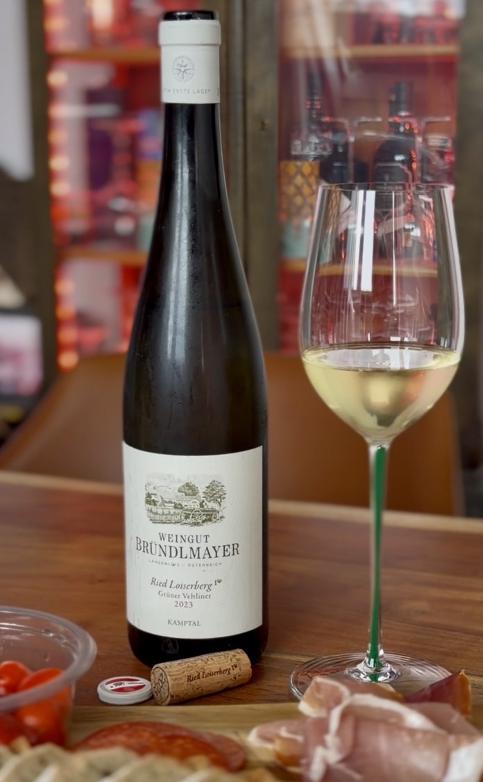 Br&uuml;ndlmayer Ried Loiserberg 1&Ouml;TW Gr&uuml;ner Veltliner 2023 in a Riedel Fatto a Mano Riesling with Murano glass style green stem, paired with a Styrian charcuterie board