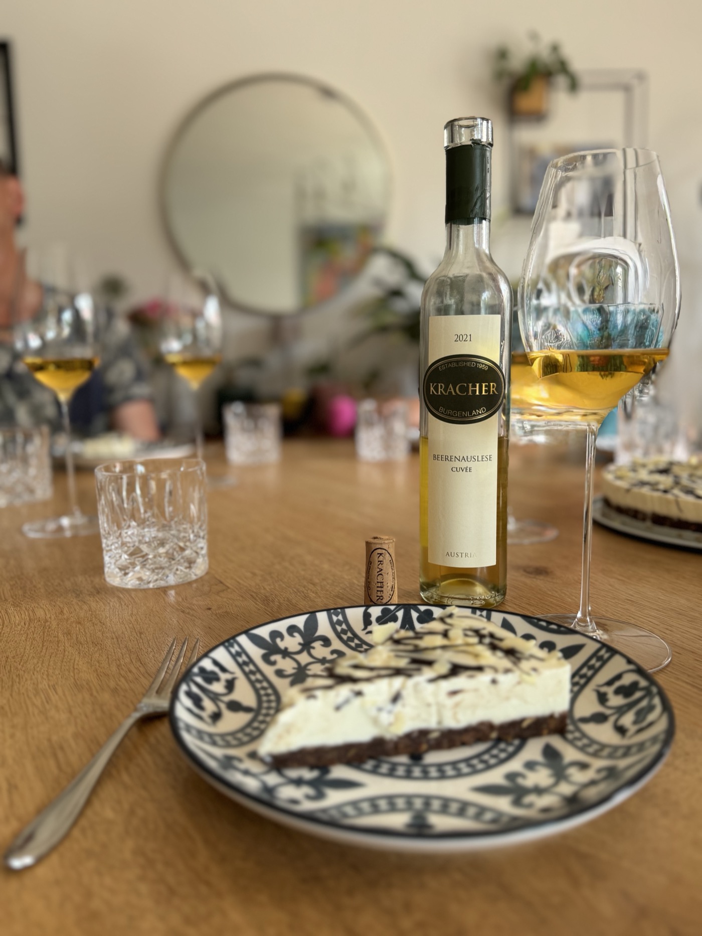 Kracher Beerenauslese Cuv&eacute;e 2021 in a Riedel Superleggero Sauvignon Blanc glass, paired with chocolate-streaked cheesecake