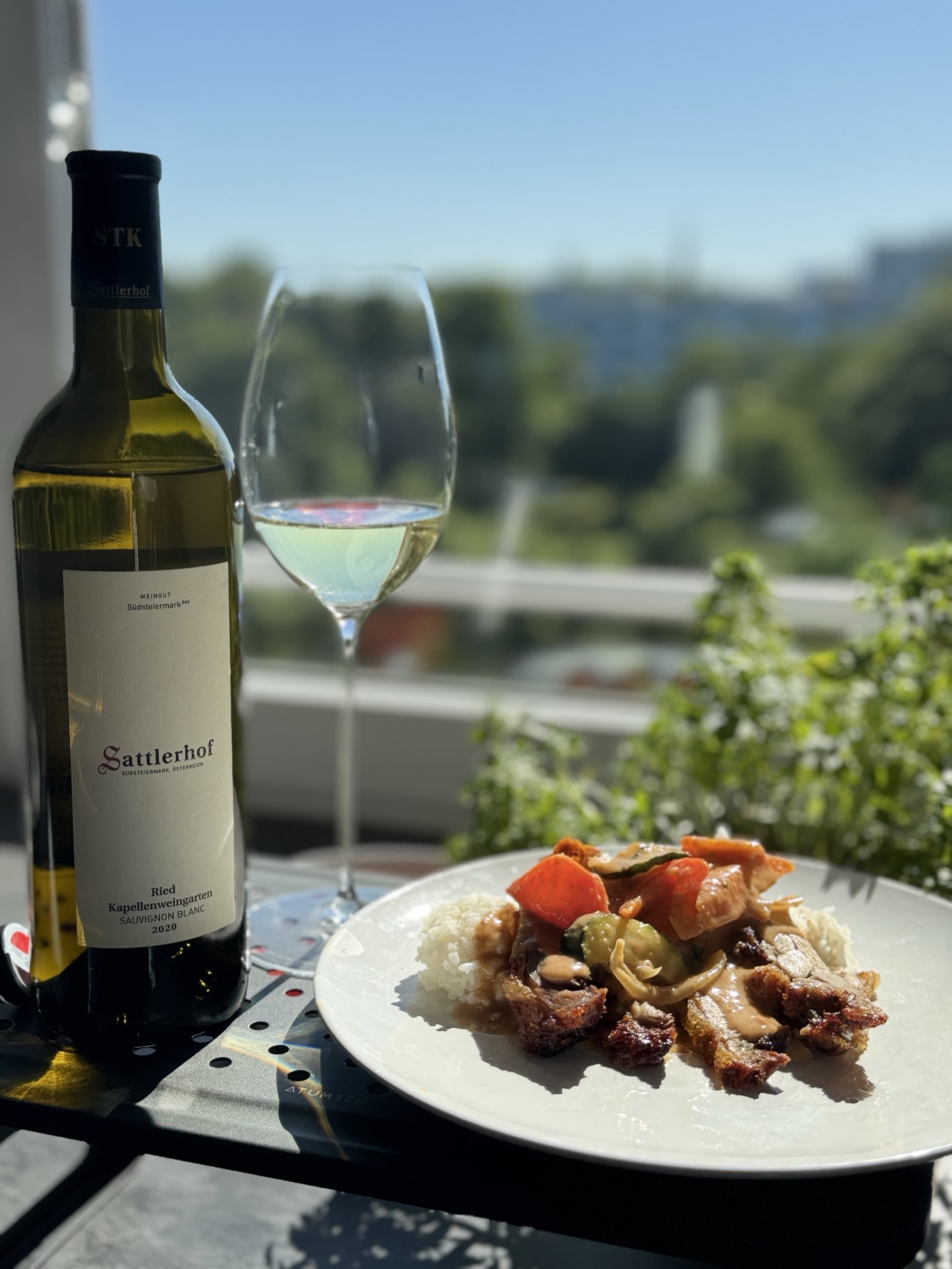Sattlerhof Ried Kapellenweingarten Sauvignon Blanc 2020 in a Riedel Sauvignon Blanc glass, paired with crispy pork and Thai vegetables