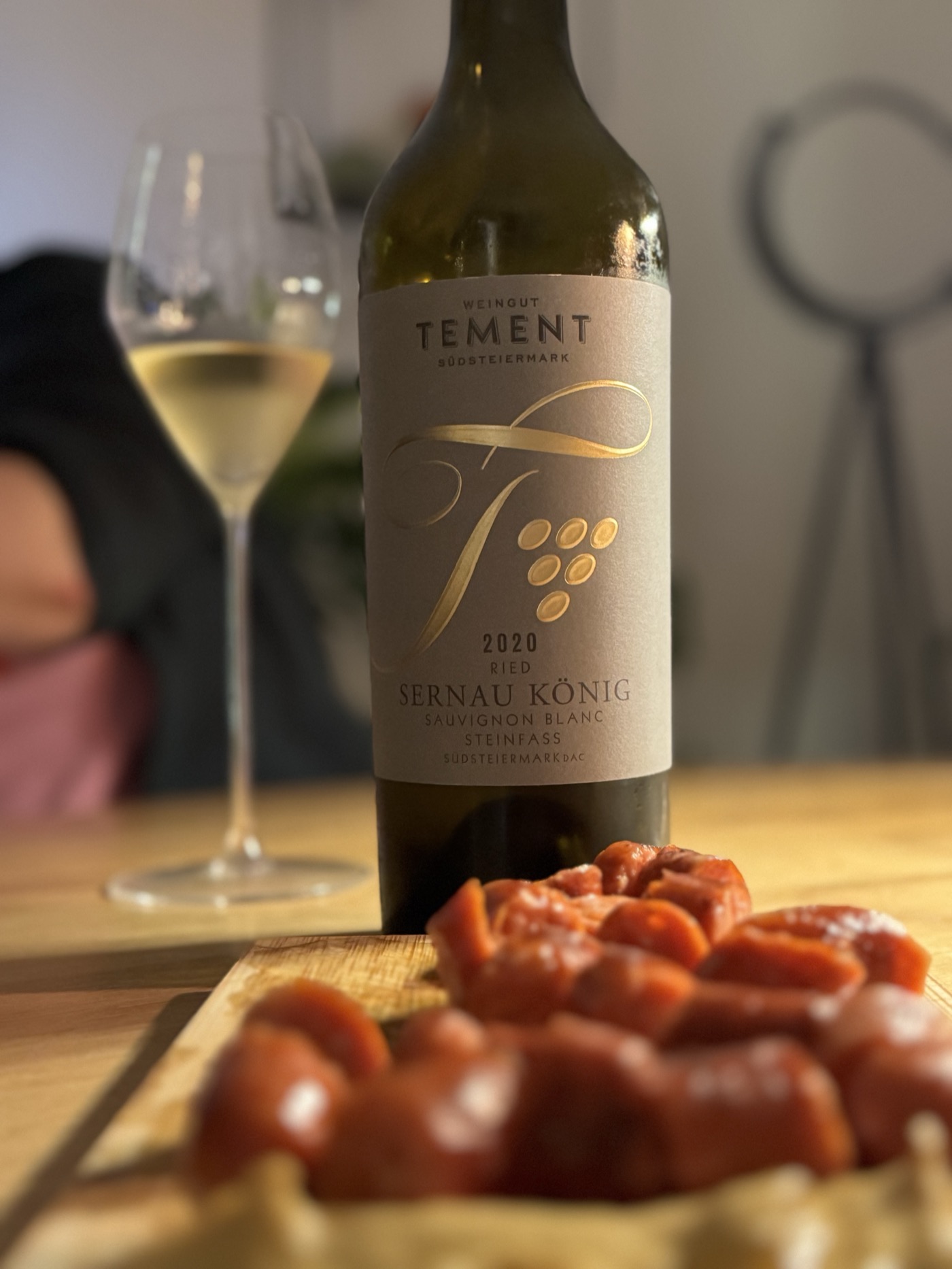 Tement Ried Sernau K&ouml;nig Sauvignon Blanc Steinfass 2020 in a Riedel Sauvignon Blanc glass, paired with a K&auml;sekrainer board