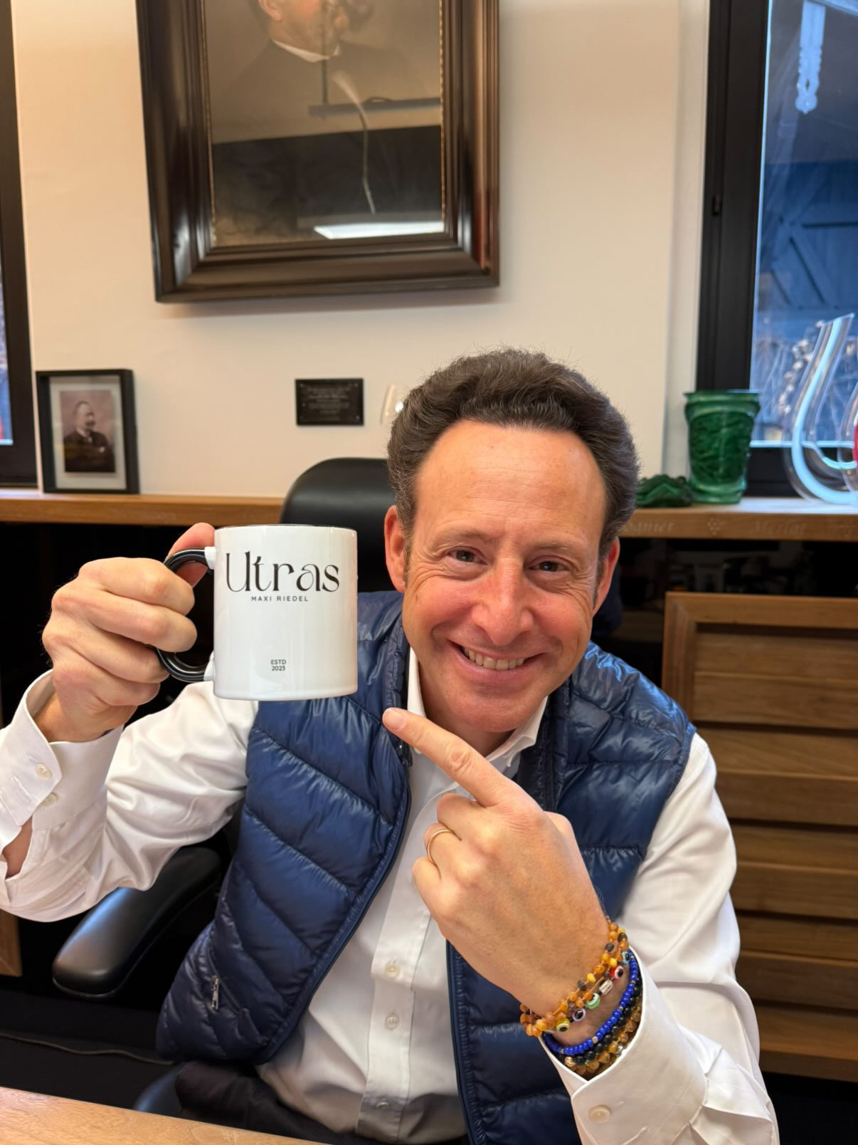 Maximilian Riedel holding the Ultras Maxi Riedel coffee mug, smiling and pointing