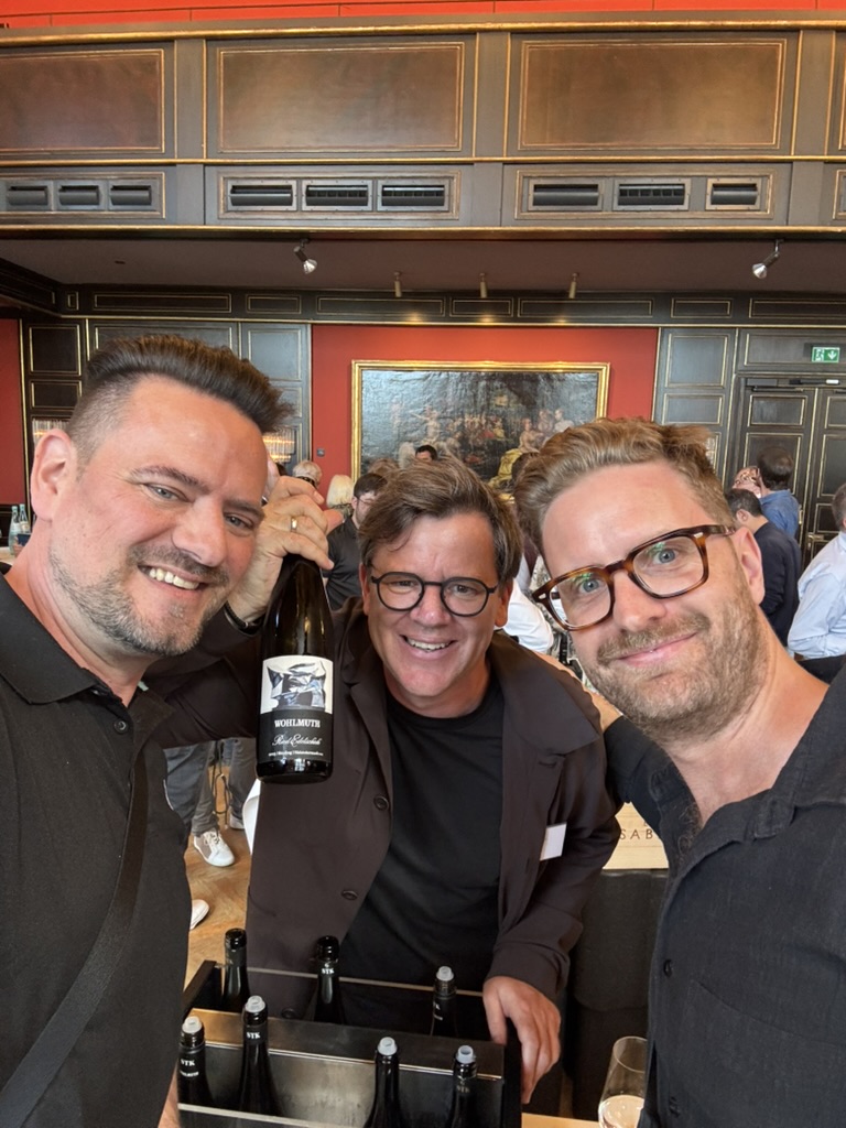 Herb, Gerhard Wohlmuth and Tobi with a bottle of Wohlmuth Ried Edelschuh